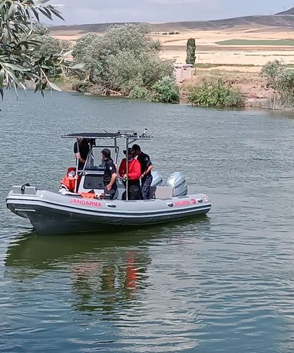 Sivas'ta Kızılırmak'ta akıntıya kapılarak kaybolan çocuğu arama çalışmaları sürüyor