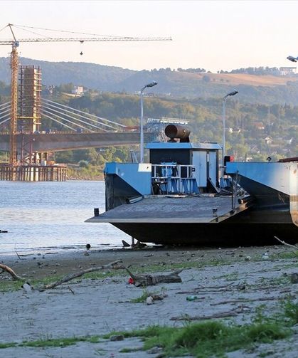 Bulgaristan'da Tuna Nehri'nde çok sayıda gemi düşük su seviyesi nedeniyle bekliyor