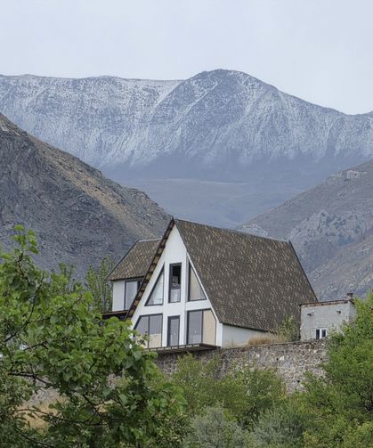 Erzincan'daki Esence Dağı'nın zirvesi ağustosta yağan doluyla beyaza büründü
