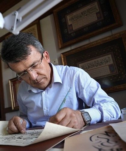 Güvenlik kulübesinde izlediği TRT belgeselinden etkilenip hattat oldu