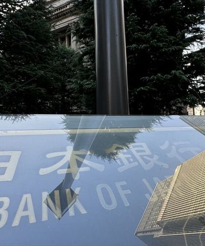 Japonya'da düşük büyüme ile yüksek enflasyonun BoJ'u ve hükümeti ikilemde bırakabileceği öngörülüyor