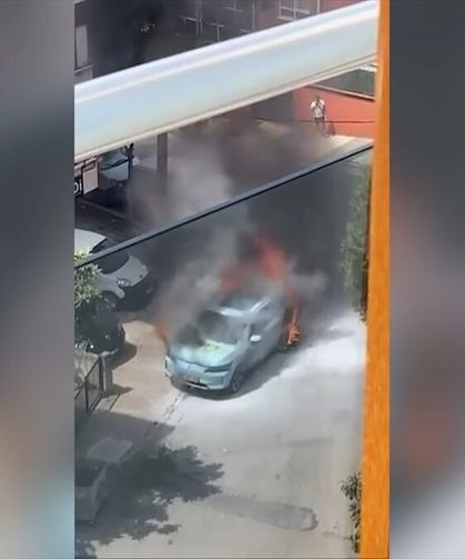 Maltepe'de park halindeki elektrikli otomobil yandı