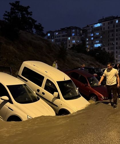 Ankara'da sel nedeniyle çöken yolda çok sayıda araç hasar gördü