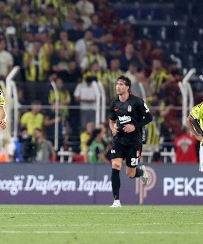Süper Lig'de sezonun ilk derbisi Beşiktaş'ın Fenerbahçe'ye 2-1 üstünlüğü ile sona erdi