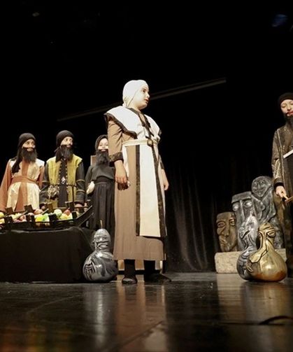 Aile ortamında başlayan canlandırmalar çocukları tiyatro sahnesine taşıdı