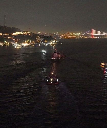 İstanbul Boğazı'nda gemi trafiği arızalanan tanker nedeniyle askıya alındı
