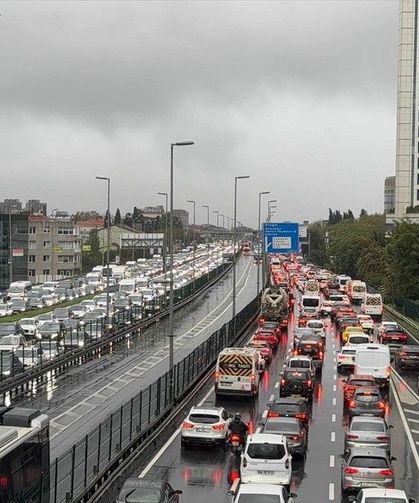 İstanbul'da akşam saatlerinde yağışın da etkisiyle trafik yoğunluğu yüzde 89'a ulaştı