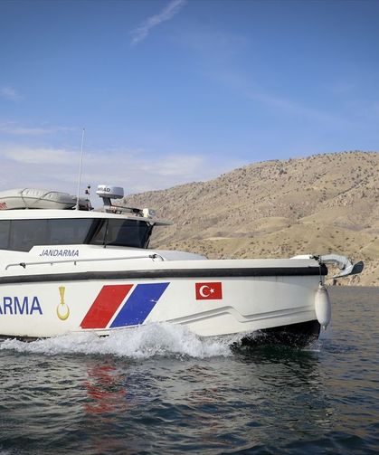 Jandarmanın 'yüzen karakolu' Karakaya Barajı'nda görev başında