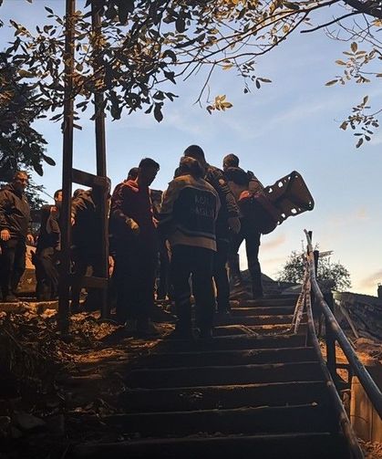 Zonguldak'ta çöken binada 1 kişi kurtarıldı, 1 kişi için arama çalışması başlatıldı