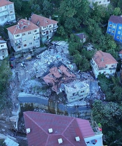 Zonguldak'ta çöken binanın çevresindeki 7 bina tedbiren boşaltıldı
