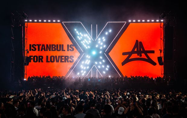 ADRIATIQUE “X” İLE İSTANBUL’U SALLADI! 10 BİN KİŞİLİK DEV AÇIKHAVA ŞOVU NEFES KESTİ