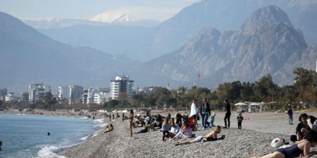 Yılın son günü Antalya'da denize girdiler