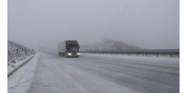 Kuzey Marmara Otoyolu'nun Kocaeli kesiminde kar yağışı etkili oluyor