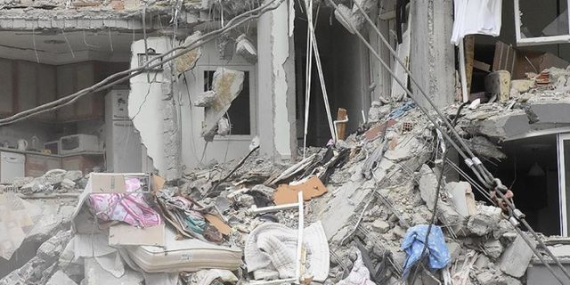 Adana'da depremde yıkılan binaların zemininde "jeoteknik deney" yapılacak