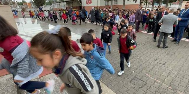 Depremden etkilenen Adana'da öğrenciler için ders zili çaldı