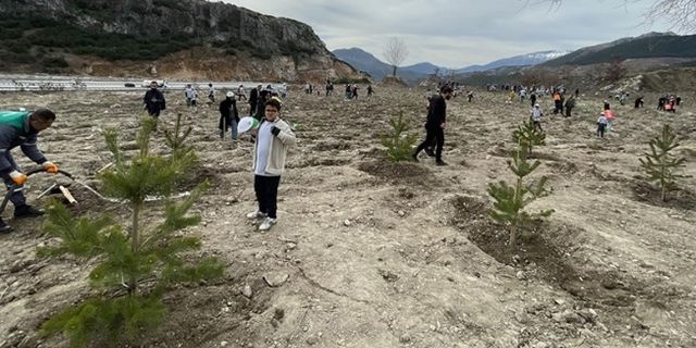 Fidanlar, depremde hayatını kaybedenlerin anısına toprakla buluştu
