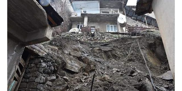 Hakkari'de toprak kayması sonucu 3 ev tahliye edildi 