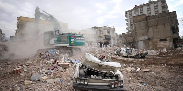 Kahramanmaraş'ta aciliyet gerektiren binaların yıkım işlemleri sürüyor