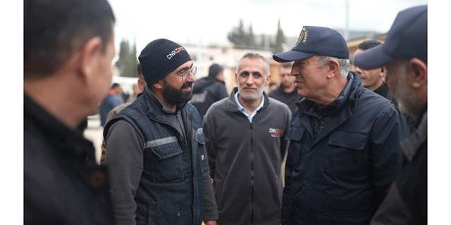 Milli Savunma Bakanı Akar, Hatay'da esnaf için kurulan prefabrik çarşıda inceleme yaptı