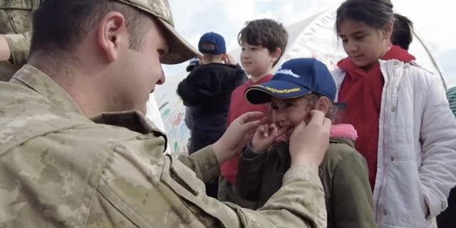 MSB'den deprem bölgesindeki çocuklara şapka ve kıyafet dağıtıldı