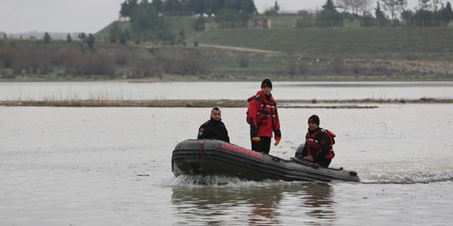 Şanlıurfa'da tırıyla sele kapılan sürücüyü arama çalışmaları sürüyor