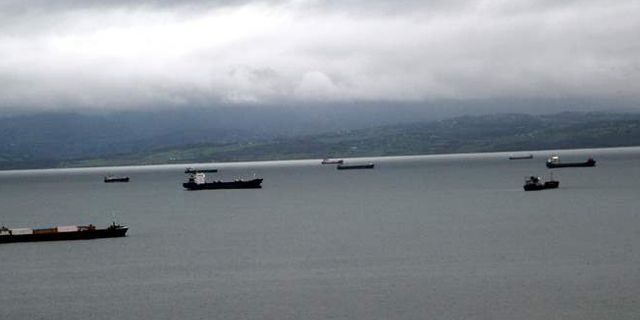 Sinop'ta fırtına nedeniyle yük gemileri doğal limana sığındı