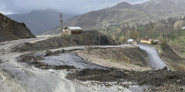 Hakkari'de sağanak nedeniyle belde yolunun bir kısmı çöktü