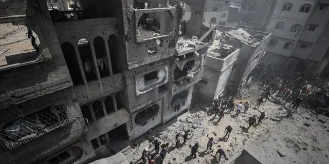 İsrail'in Gazze'ye yönelik hava saldırılarında salı gününden bu yana 15 bina yıkıldı