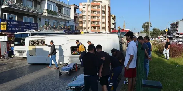 Antalya'da servis midibüsü ile otomobilin çarpıştığı kazada 12 kişi yaralandı