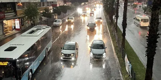 Antalya'da sağanak ve fırtına etkili oluyor