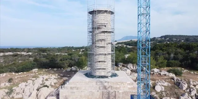 Yeniden ayağa kaldırılan Patara Deniz Feneri'nin son basamağı konuldu
