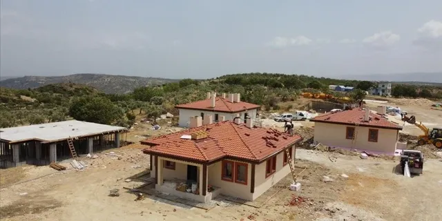 Hatay Altınözü'nde depremzedeler için köy tipi afet evlerinin yapımı sürüyor