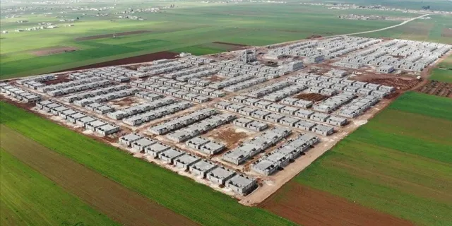Suriyelilerin eve dönüşü için ülkenin kuzeyindeki briket ev yapımları hızla devam ediyor