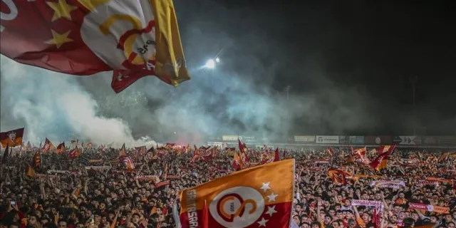 Galatasaraylı taraftarlar şampiyonluğu kutluyor
