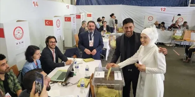 Avrupa'da Cumhurbaşkanı Seçimi'ne gelinlikle gelen de, ilk kez oy verdiği için alkışlanan da var