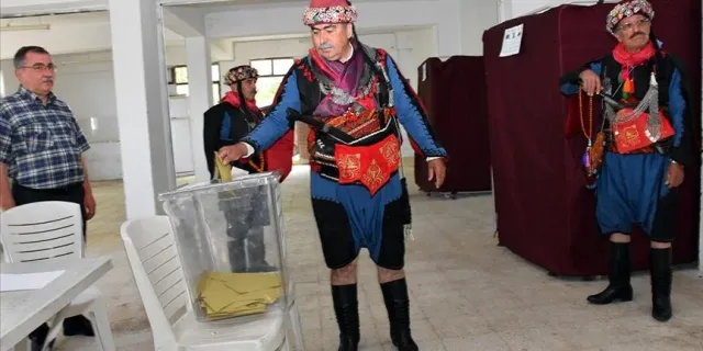 Aydın'da bir grup seçmen efe kıyafetiyle oy kullandı