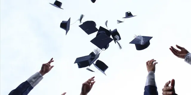 Depremzede üniversite öğrencilerine mezuniyet törenlerine katılımlarında kolaylık sağlanacak