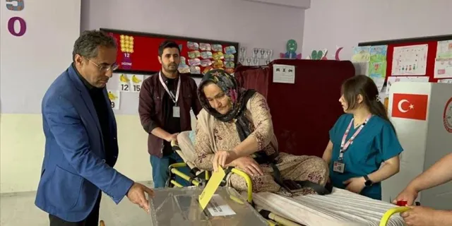Van ve Hakkari'de hasta veya engelliler ekiplerin yardımıyla oylarını kullandı