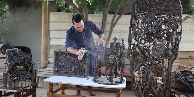 Filistinli genç sanatçı hurda parçalarını sanatsal figürlere dönüştürüyor