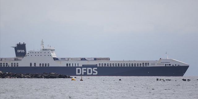 Düzensiz göçmenlerin alıkoyma girişimi üzerine operasyonla kurtarılan Türk gemisi yoluna devam ediyor