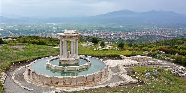 Kibyra'da ayağa kaldırılan anıtsal çeşmeden 1300 yıl sonra su akıyor