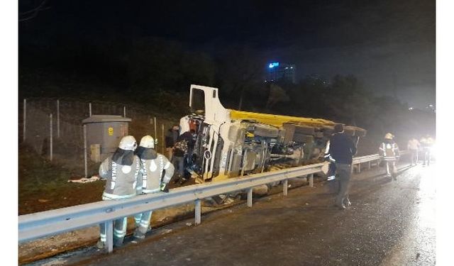 TEM Otoyolu'nda hafriyat kamyonu devrildi: 1 ölü, 1 yaralı 