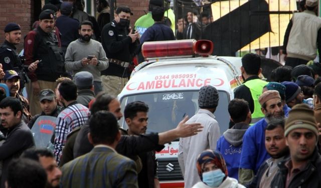 Pakistan'da camiye düzenlenen intihar saldırısında ölü sayısı 72'ye yükseldi