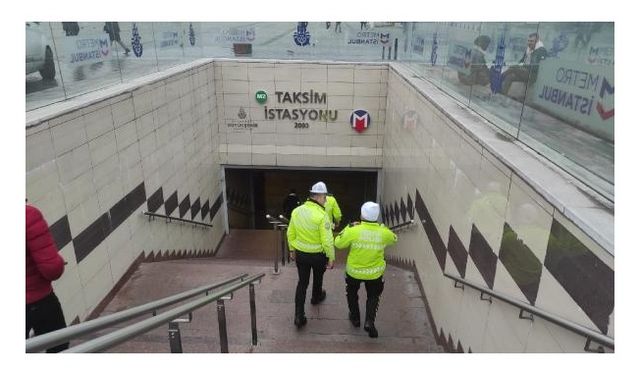 Taksim metrosunda yolcu raylara düştü