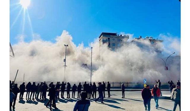 Diyarbakır'da yıkımına başlanan 9 katlı bina çöktü 