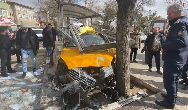 Ankara'da bir taksi otobüs durağında bekleyenlere çarptı