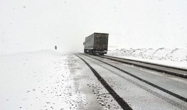 Ardahan-Şavşat kara yolu kar nedeniyle ağır tonajlı araç geçişine kapatıldı