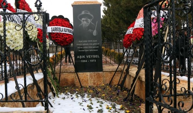 Aşık Veysel vefatının 50. yılında Sivas'ta mezarı başında anıldı
