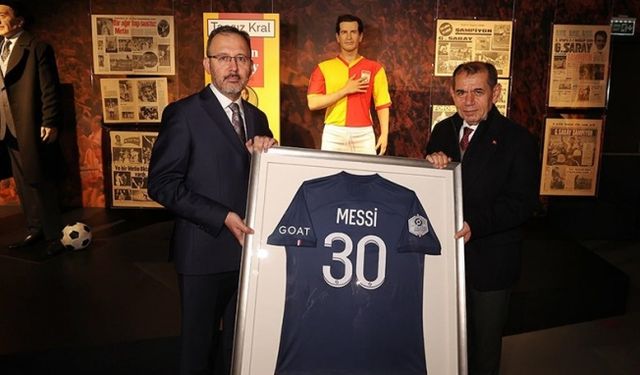 Bakan Kasapoğlu, Messi'nin imzalı formasını depremzedeler için Galatasaray Kulübü'ne bağışladı