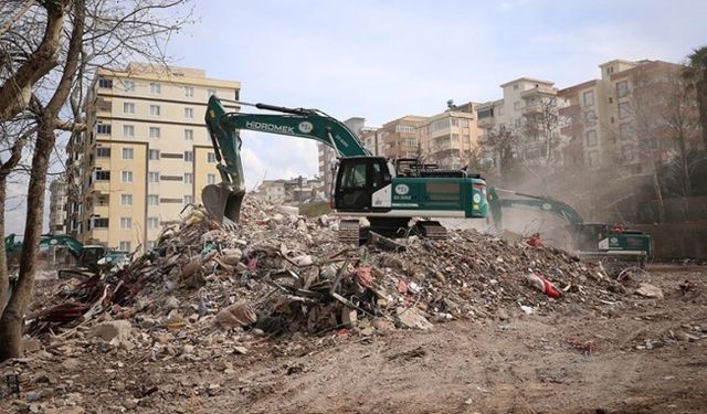Kahramanmaraş'ta enkaz kaldırma çalışmaları devam ediyor
